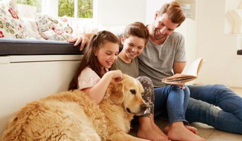 famille avec animal de compagnie