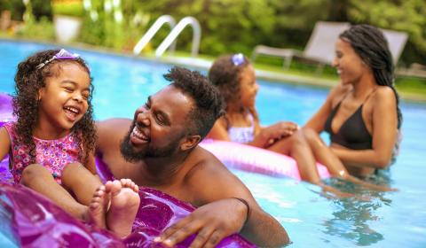 Évitez les vagues en assurant votre piscine