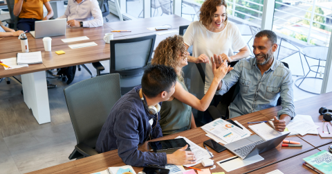 employés heureux au bureau 