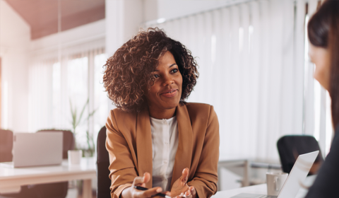 L’importance de bien gérer les dossiers d’invalidité - femme souriante