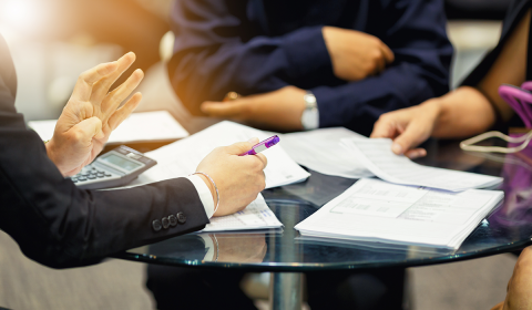 Personne autour d'une table - L’assurance responsabilité professionnelle