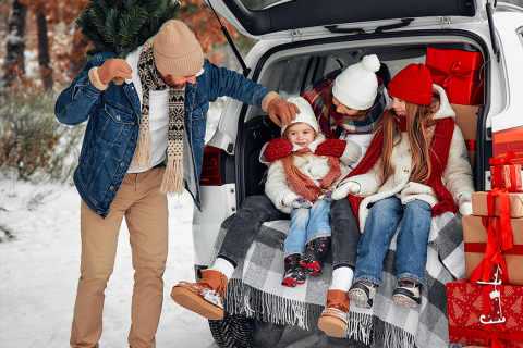 Famille prête pour un départ en voiture