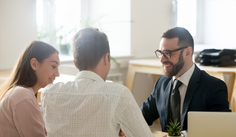 Trois personnes autour d'un bureau